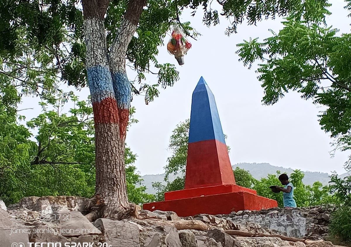 The obelisk on the Place d’Armes